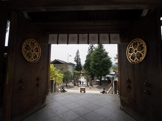 P5180372桜山八幡宮神門の神紋.jpg